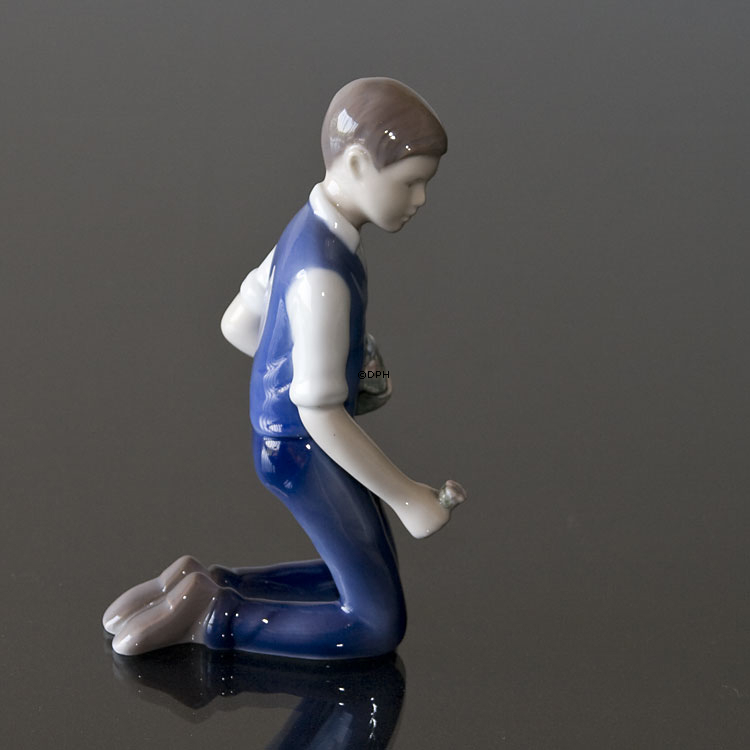 Dreng med blomster, Bing & Grøndahl figur nr. 2346