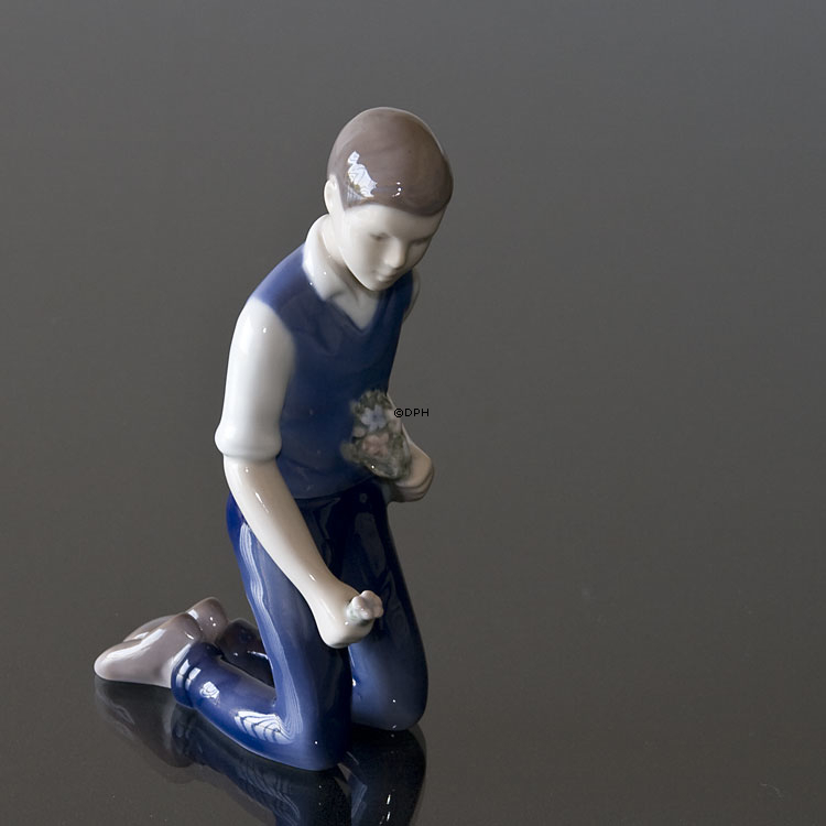 Dreng med blomster, Bing & Grøndahl figur nr. 2346
