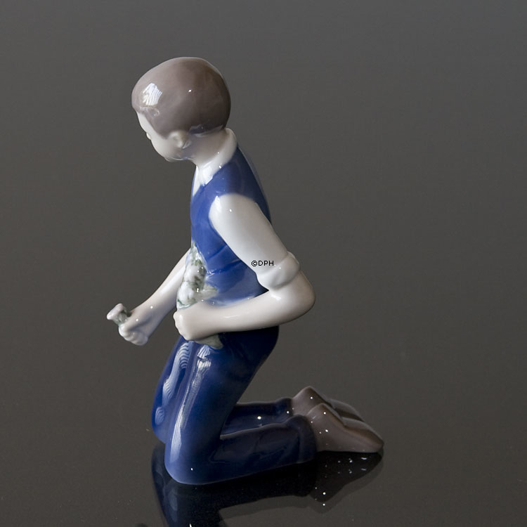 Dreng med blomster, Bing & Grøndahl figur nr. 2346