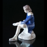 Mädchen mit Schlittschuhen, Bing & Gröndahl Figur Nr. 2351