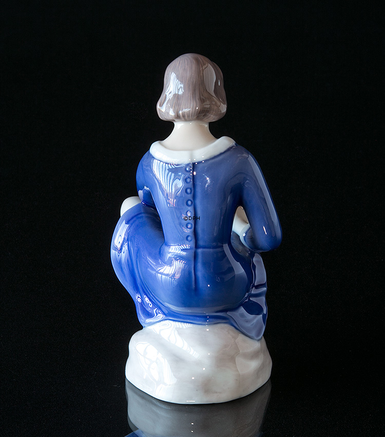 Pige med skøjter, Bing & Grøndahl figur nr. 2351