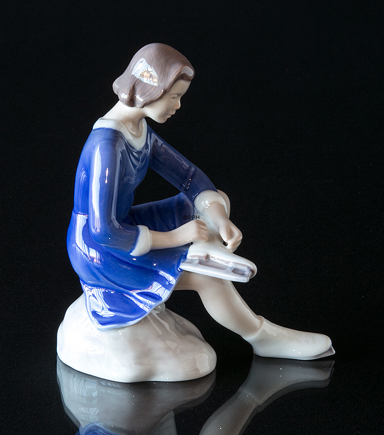 Pige med skøjter, Bing & Grøndahl figur nr. 2351