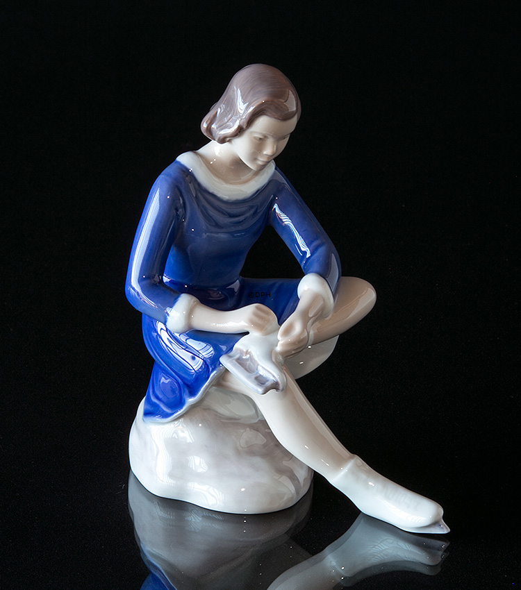 Pige med skøjter, Bing & Grøndahl figur nr. 2351
