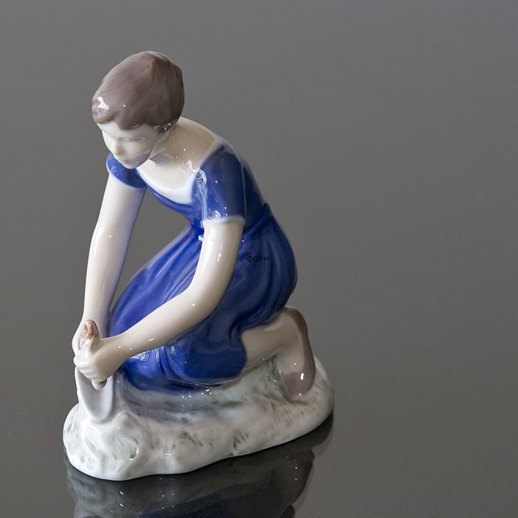 Havepige, Bing & Grøndahl figur nr. 2356