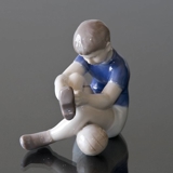 Erik, Dreng, fodboldsspiller, Bing & Grøndahl figur nr. 2374