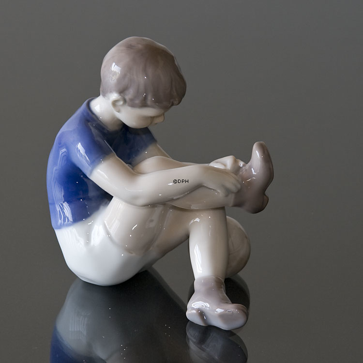 Erik, Dreng, fodboldsspiller, Bing & Grøndahl figur nr. 2374