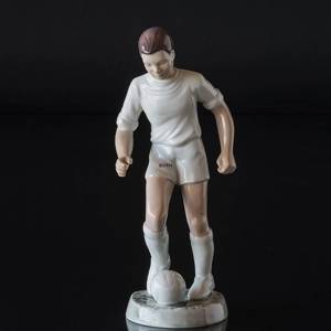 Fodboldspiller i hvidt, Dreng med bold, Bing & Grøndahl figur nr. 2375 | Nr. B2375-1 | DPH Trading