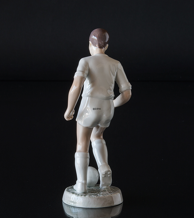 Fodboldspiller i hvidt, Dreng med bold, Bing & Grøndahl figur nr. 2375