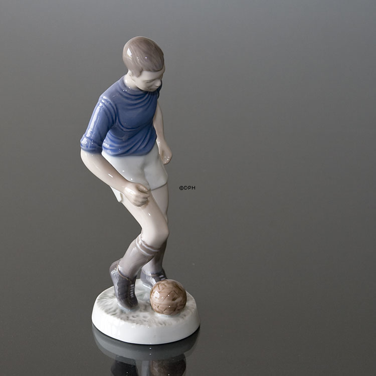 Fodboldspiller, Dreng med bold, Bing & Grøndahl figur nr. 2375