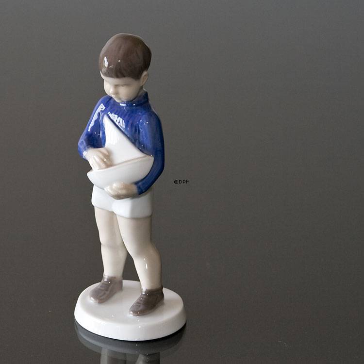 Skipper, Dreng med sejlskib, Bing & Grøndahl figur nr. 2380