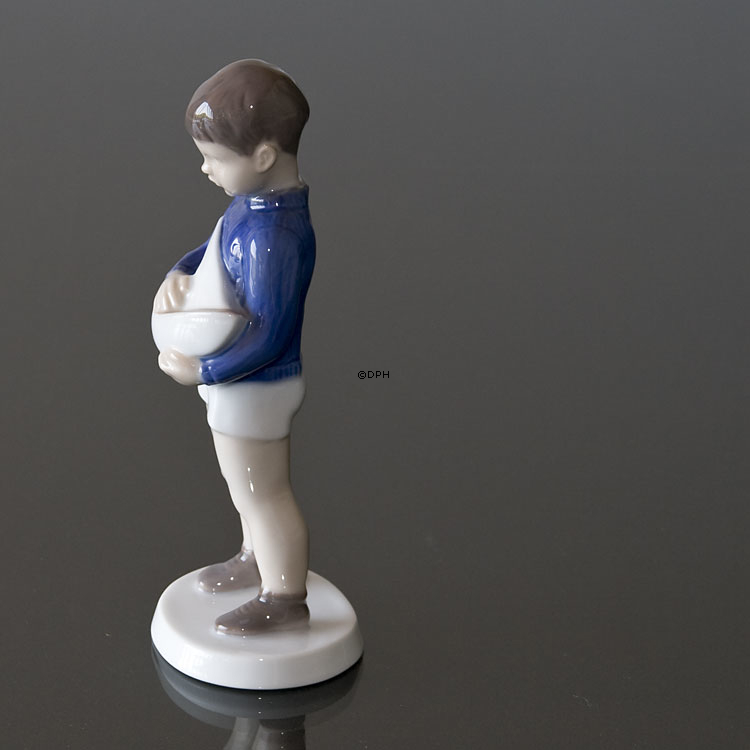 Skipper, Dreng med sejlskib, Bing & Grøndahl figur nr. 2380
