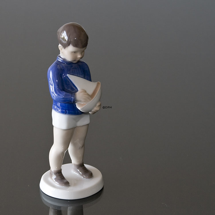 Skipper, Dreng med sejlskib, Bing & Grøndahl figur nr. 2380