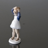 Anne, Pige der sætter sit hår, Bing & Grøndahl figur nr. 2381