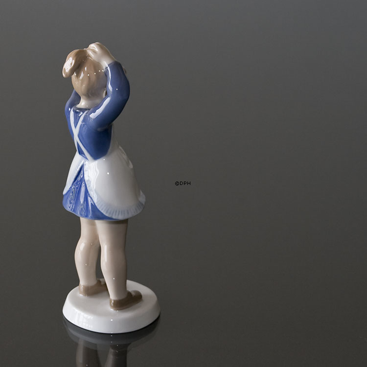 Anne, Pige der sætter sit hår, Bing & Grøndahl figur nr. 2381