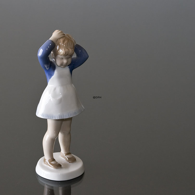 Anne, Pige der sætter sit hår, Bing & Grøndahl figur nr. 2381