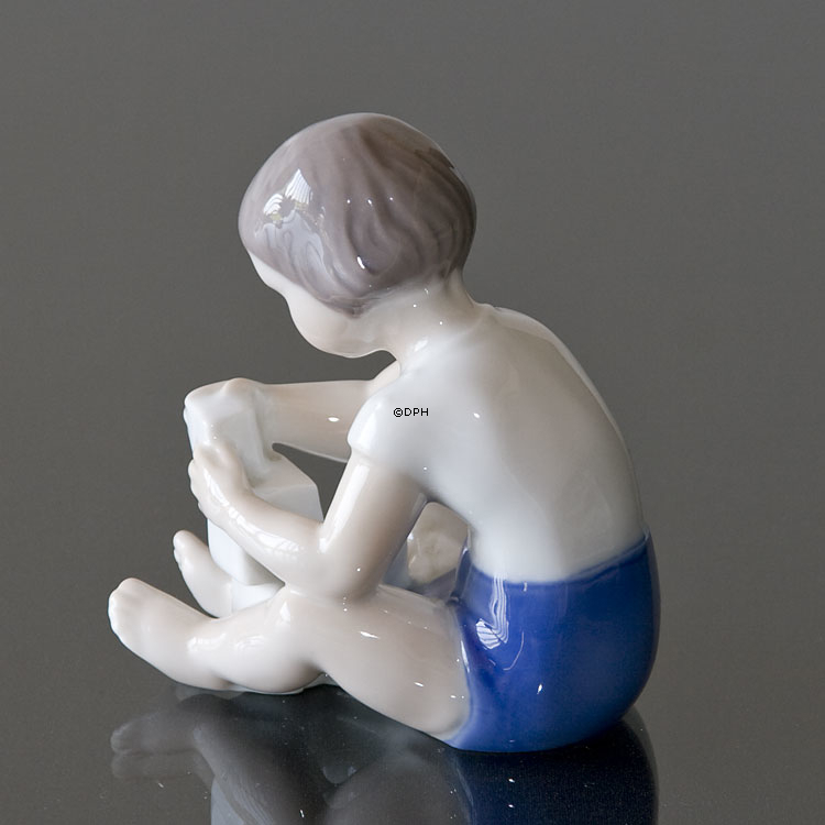 Pige med klodser, Bing & Grøndahl figur nr. 2388