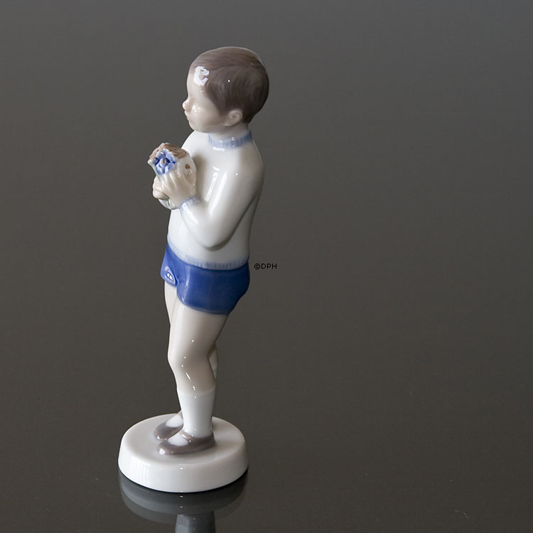 Dreng med blomster, Bing & Grøndahl figur nr. 2390
