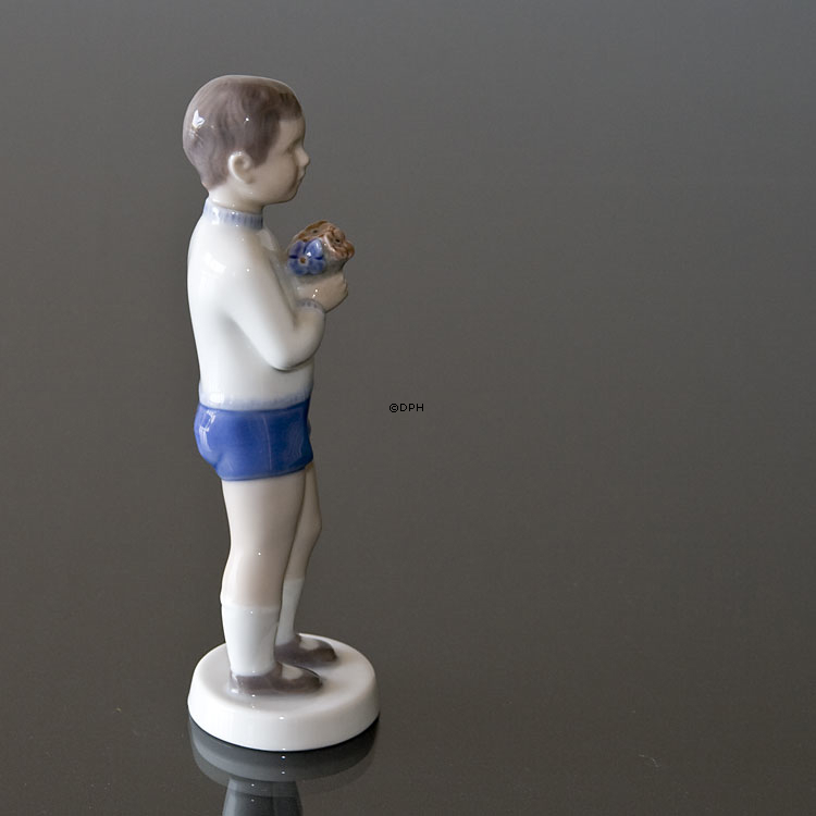 Dreng med blomster, Bing & Grøndahl figur nr. 2390