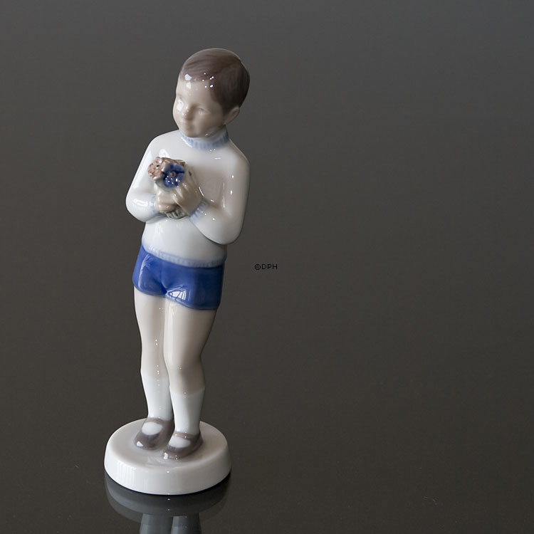 Dreng med blomster, Bing & Grøndahl figur nr. 2390
