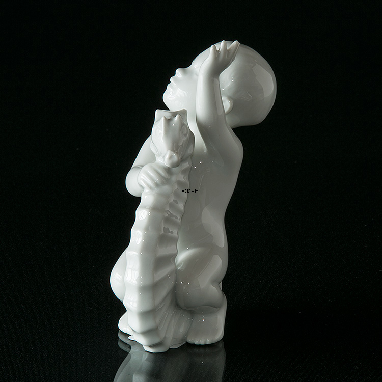 Barn med søhest, Bing & Grøndahl figur nr. 2394