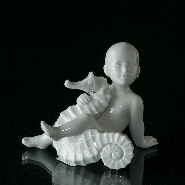 Barn med søhest, Bing & Grøndahl figur nr. 2395