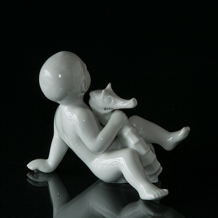 Barn med søhest, Bing & Grøndahl figur nr. 2395