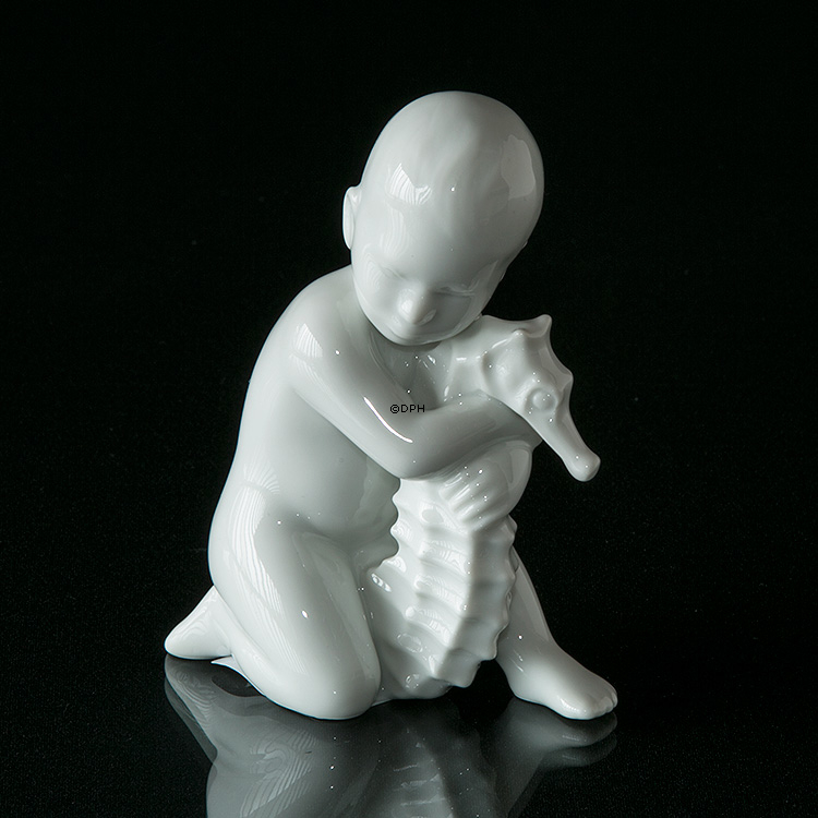 Barn med søhest, Bing & Grøndahl figur nr. 2396