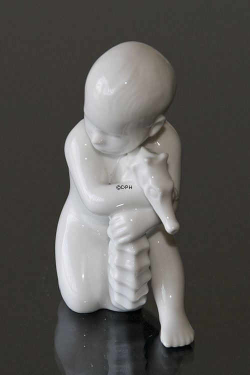 Barn med søhest, Bing & Grøndahl figur nr. 2396