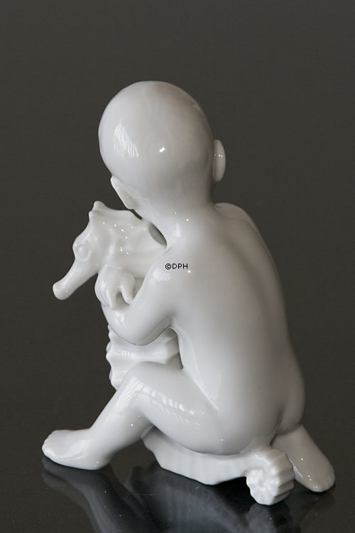 Barn med søhest, Bing & Grøndahl figur nr. 2396