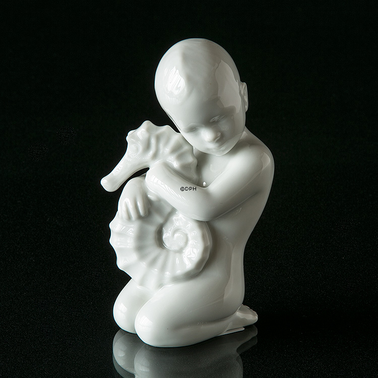 Barn med søhest, Bing & Grøndahl figur nr. 2397