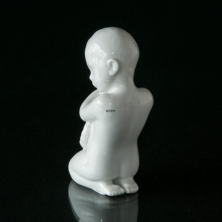 Barn med søhest, Bing & Grøndahl figur nr. 2397