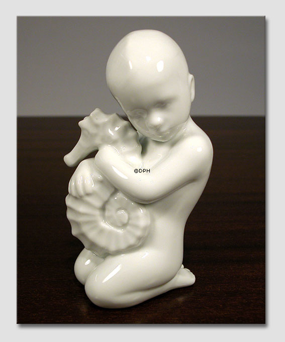 Barn med søhest, Bing & Grøndahl figur nr. 2397