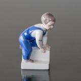 Dreng på trappe, kravlende, Nu kommer jeg, Bing & Grøndahl figur nr. 2399