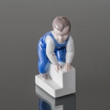 Dreng på trappe, kravlende, Nu kommer jeg, Bing & Grøndahl figur nr. 2399