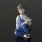 Mädchen sitzt mit Puppe auf dem Arm, Bing & Gröndahl Figur Nr. 2400