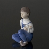 Pige siddende med dukke, Bing & Grøndahl figur nr. 2400