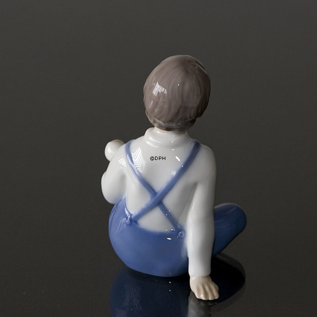 Pige siddende med dukke, Bing & Grøndahl figur nr. 2400