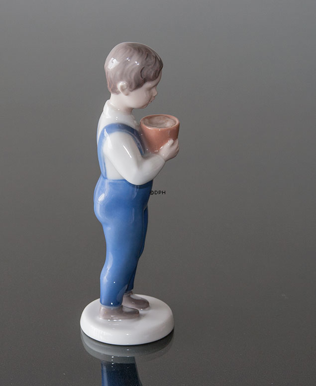 Dreng som står med spand, Jørgen, Bing & Grøndahl figur nr. 2401