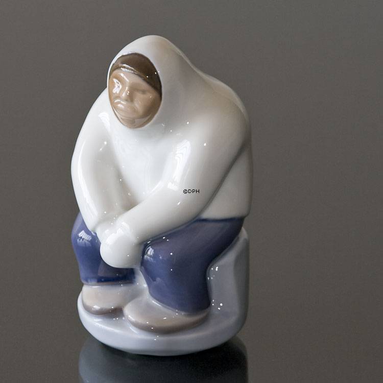 Siddende Grønlandsk mand, Bing & Grøndahl figur nr. 2413