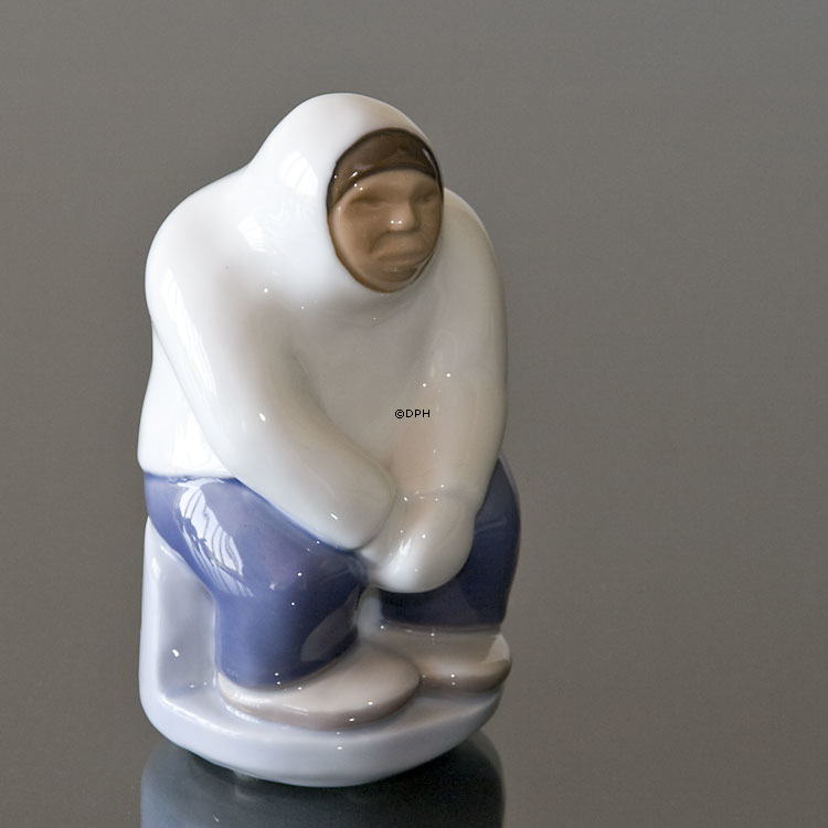 Siddende Grønlandsk mand, Bing & Grøndahl figur nr. 2413