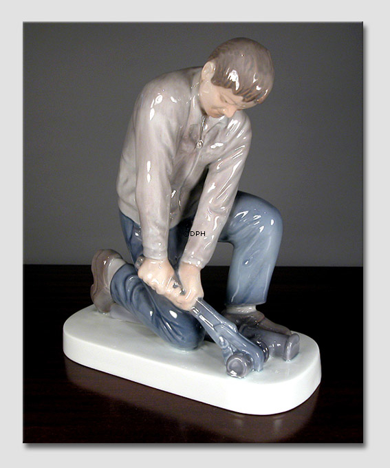 Rørlægger, Bing & Grøndahl figur af håndværker nr. 2432