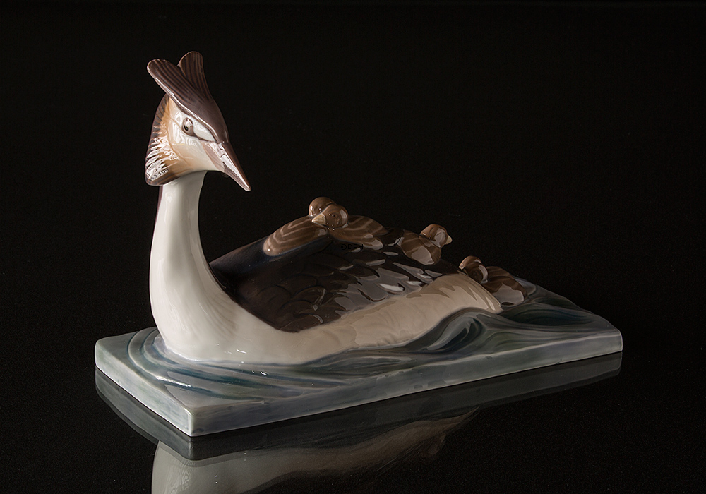 Lappedykker med unger, Bing & Grøndahl fuglefigur nr. 2439