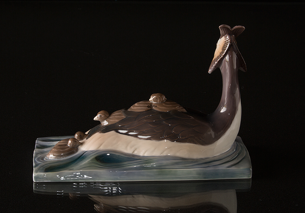 Lappedykker med unger, Bing & Grøndahl fuglefigur nr. 2439