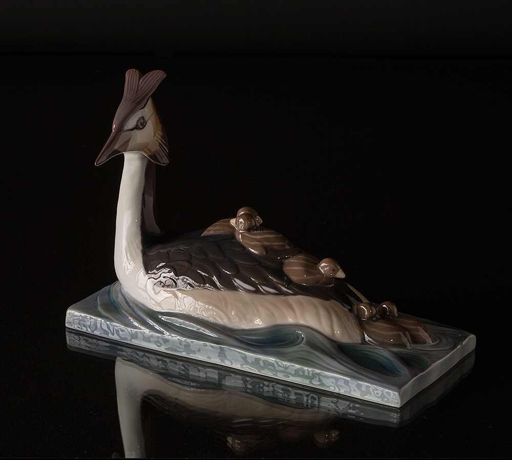 Lappedykker med unger, Bing & Grøndahl fuglefigur nr. 2439