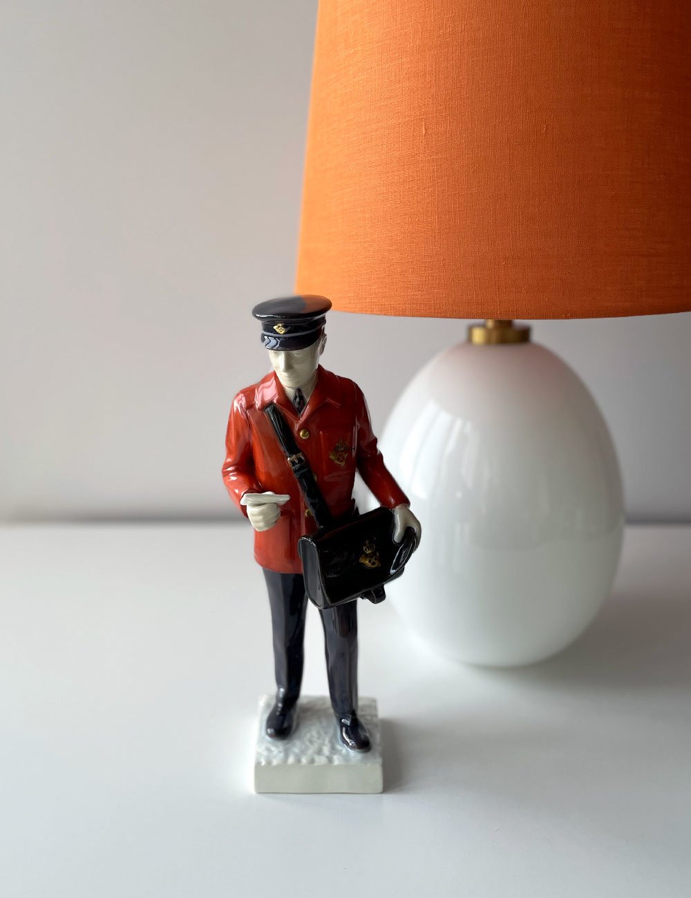 Post med rød jakke, Postbud, Bing & Grøndahl figur nr. 2451