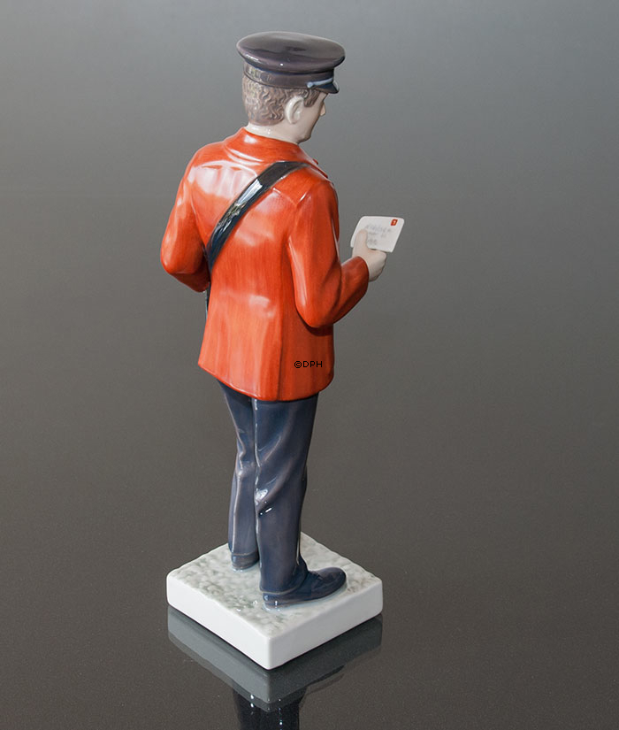 Post med rød jakke, Postbud, Bing & Grøndahl figur nr. 2451