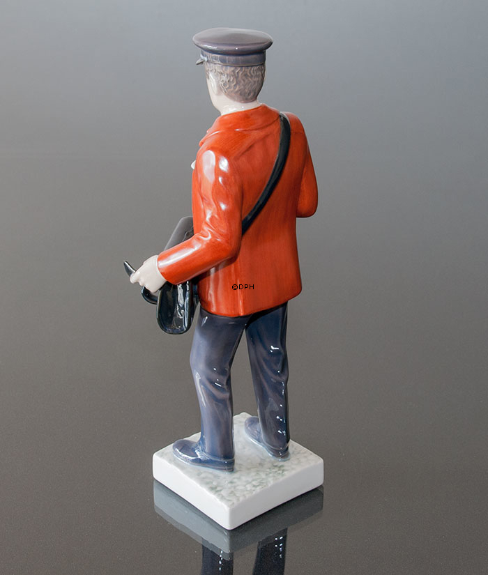 Post med rød jakke, Postbud, Bing & Grøndahl figur nr. 2451