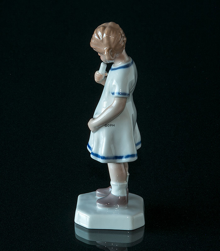 Pige med ispind, Bing & Grøndahl figur nr. 2470