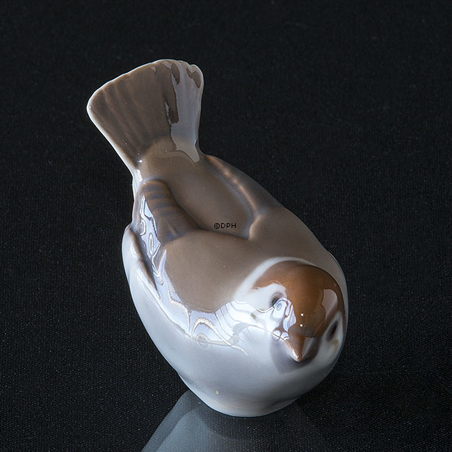 Spurv med halen op, Bing & Grøndahl fuglefigur nr. 083 eller 2494