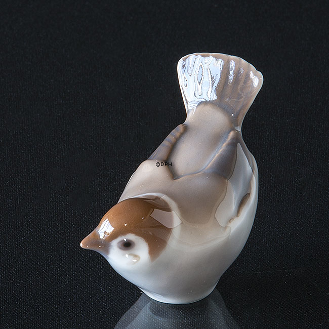 Spurv med halen op, Bing & Grøndahl fuglefigur nr. 083 eller 2494